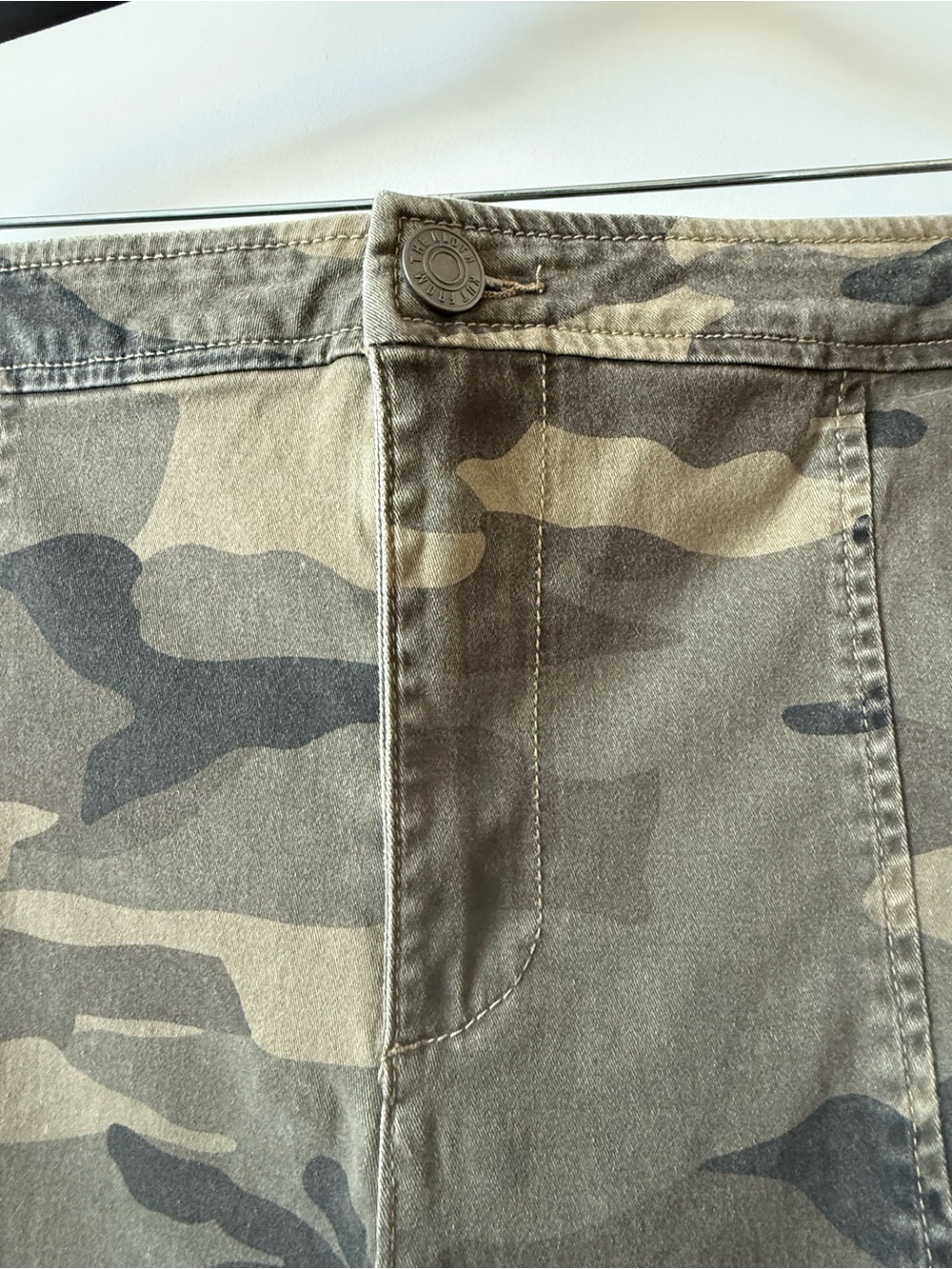KUT From The Kloth Ashton High Rise Barrel Leg, Olive Camo, Size 14 - Picture 6 of 15
